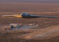 Bombardeiro B-21 Raider voando ao amanhecer no deserto