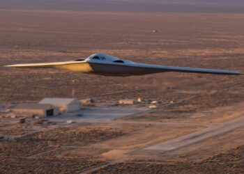 Bombardeiro B-21 Raider voando ao amanhecer no deserto