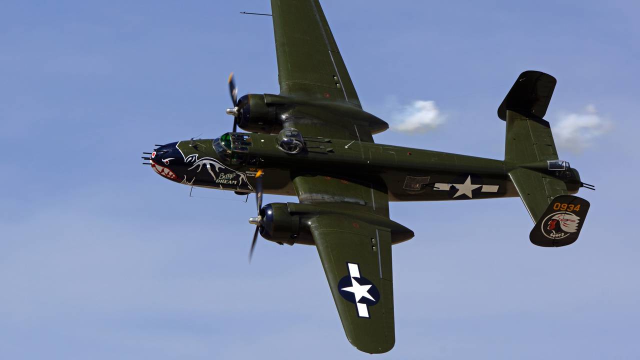 Com 18 metros de envergadura e motor duplo, o B-25 Mitchell da Segunda Guerra foi o bombardeiro mais versátil a decolar de porta-aviões