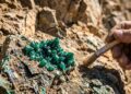 Esqueça a esmeralda comum, pois este silicato de cobre com brilho vítreo surge como uma das gemas mais raras e vibrantes para colecionadores