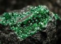 A presença de cromo confere cor verde intensa ao raro mineral uvarovite