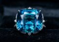 Esqueça a safira e o diamante azul, pois esta variedade rara de turmalina exibe tons profundos de oceano e um brilho magnético incomparável