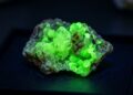 Esqueça o quartzo comum, pois este mineral de zinco de 1829 emite uma fluorescência verde neon quando exposto à luz ultravioleta
