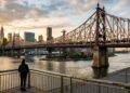 A imponente estrutura metálica de dois níveis inaugurada em 1909 com 1.135 metros de extensão que conecta Manhattan ao distrito do Queens nos EUA