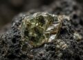 Presente em meteoritos e no manto terrestre, a Enstatita é um mineral rico em magnésio que, em sua forma cristalina, torna-se uma joia rara e exótica