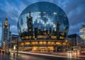 Com uma fachada em formato de disco voador totalmente espelhada, o hotel em Frankfurt virou a maior referência de design futurista e elegância alemã