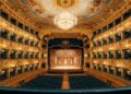 O lendário teatro de ópera italiano que renasceu das cinzas após dois incêndios e uma reconstrução de 90 milhões de euros em meio aos canais