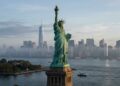 Com 93 metros de altura e estrutura de ferro de 1886, a estátua em Nova York virou o maior símbolo da liberdade e um marco da engenharia