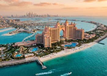 Ocupando 46 hectares na ponta da ilha artificial de Dubai, o resort de 1.544 quartos virou um ícone da hotelaria de luxo mundial