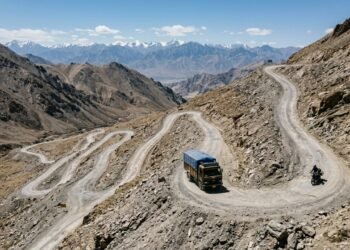 Subindo através de 21 curvas fechadas em zigue-zague, a rota Gata Loops na Índia surge como um dos trechos mais vertiginosos da rodovia Manali-Leh