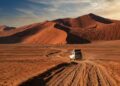 A rodovia de 60 km atravessa dunas de 300 metros; a rota na Namíbia é um desafio cênico no deserto mais antigo do mundo