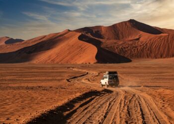 A rodovia de 60 km atravessa dunas de 300 metros; a rota na Namíbia é um desafio cênico no deserto mais antigo do mundo