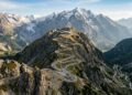 A passagem alpina italiana atinge 2.757 metros de altitude; com suas 48 curvas em zigue-zague, é o teste máximo para qualquer piloto