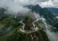 Com 2.255 metros de altitude, a rodovia nas Filipinas corta precipícios e neblina sendo a segunda rota mais alta e arriscada do país