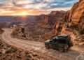 Com seus 100 km de terra batida através do deserto de Utah, o caminho histórico segue as pegadas dos pioneiros que esculpiram a fenda na rocha