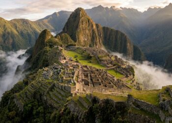 Cidade de pedra erguida a 2.430 metros de altitude com terraços, canais e observatórios revela como os incas dominaram água, relevo e agricultura
