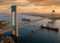 A gigantesca ponte suspensa com vão central de 1.298 metros que une o Brooklyn a Staten Island desde 1964 enfrentando ventos oceânicos