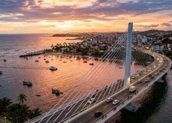 A elegante estrutura estaiada de 533 metros que se tornou a primeira do tipo na Bahia, integrando a paisagem litorânea e o turismo da região