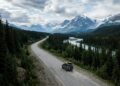 Atravessando 725 km de florestas selvagens no Canadá, a rodovia Highway 37 virou a rota mais isolada e cênica de toda a América do Norte
