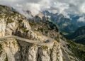 A estrada mais alta da Eslovênia alcança 2.055 metros de altitude; o trajeto íngreme cruza paredões rochosos e oferece vistas épicas dos Alpes Julianos