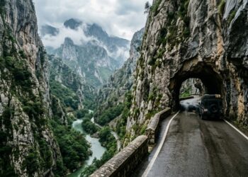 O desfiladeiro espanhol esculpido pelo rio Sella oferece 12 km de curvas estreitas entre paredões de rocha que desafiam a condução
