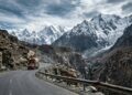 Estrada a 4.693 metros de altitude, a Karakoram Highway no Paquistão cruza o Himalaia e surge como a rota pavimentada mais alta do mundo
