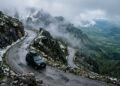 A rodovia na montanha Vlasic serpenteia até os 1.943 metros de altitude, sendo um dos trajetos de montanha mais elevados da Bósnia