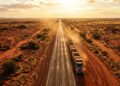 A Stuart Highway percorre 2.834 km pelo "Red Centre"; ligando o sul ao norte, é a rodovia mais vital para a logística do deserto australiano
