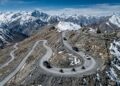A rodovia indiana atinge 5.328 metros de altitude; com suas curvas fechadas, o Taglang La é uma das passagens motorizáveis mais altas da região do Ladakh