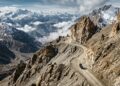 Com 479 km de extensão, a estrada Leh-Manali cruza 5 passagens acima de 4.000 metros em um cenário de isolamento extremo no Himalaia