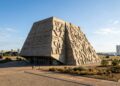 Projetado em formato de pirâmide por Oscar Niemeyer, o Teatro Nacional em Brasília exibe fachadas de cubos escultóricos que definem o horizonte