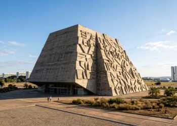 Projetado em formato de pirâmide por Oscar Niemeyer, o Teatro Nacional em Brasília exibe fachadas de cubos escultóricos que definem o horizonte