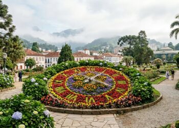 Com 3 metros de diâmetro e datado de 1972, o Relógio de Flores tornou-se o marco temporal mais visitado de Petrópolis