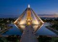 Com sua pirâmide de 7 faces e um cristal de 21 kg no topo, este monumento em Brasília é o mais visitado da capital federal