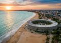 Com formato circular sobre a areia e 170 apartamentos, o hotel de 1971 virou o cartão-postal mais icônico de João Pessoa