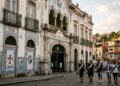 Construído em 1927 por uma campanha histórica de torcedores, o estádio carioca mantém sua fachada original e preserva o legado vascaíno