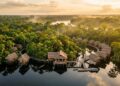 Com 20 bangalôs sobre palafitas acima do Rio Juma, o lodge sustentável virou o maior símbolo de turismo de conservação na selva amazônica