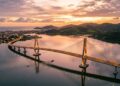 A monumental ponte estaiada de 2,8 km em curva sobre a lagoa catarinense que custou R$ 777 milhões e virou o maior cartão-postal da BR-101