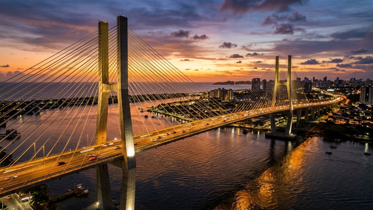 A monumental estrutura estaiada de 1,78 km de extensão com mastros de 103 metros de altura que se eleva sobre o rio Potengi para ligar as praias da zona norte