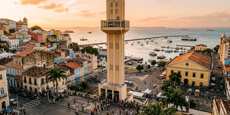 Com 72 metros de altura e inaugurado em 1873, o Elevador Lacerda virou o primeiro elevador urbano do mundo e um marco histórico de Salvador