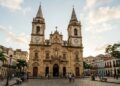 Com sua torre de 50 metros e talha dourada de 1710, a igreja barroca de Recife surge como a torre religiosa mais alta do período colonial no Brasil