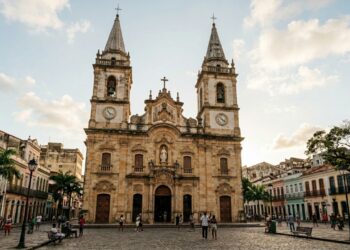 Com sua torre de 50 metros e talha dourada de 1710, a igreja barroca de Recife surge como a torre religiosa mais alta do período colonial no Brasil