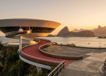 Com seu formato de cálice de 16 metros e vista para a Baía de Guanabara, o MAC de Niterói virou o maior símbolo modernista de Niemeyer