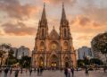 Com suas torres de 92 metros e capacidade para até 8.000 pessoas em pé, a Catedral da Sé virou o maior símbolo gótico e religioso de São Paulo