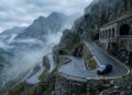 Conectando a Suíça à Itália a 2.113 metros de altitude, esta estrada sinuosa preserva séculos de história em trechos íngremes