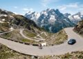 A rota francesa percorre 720 km pelos Alpes; atravessando 17 passos de montanha, a estrada atinge picos de mais de 2.800 metros de altitude