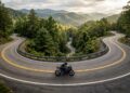 A rodovia americana possui 318 curvas em apenas 18 km; o traçado, que desafia os melhores pilotos, virou o destino mais cobiçado do país