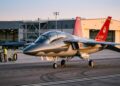 Desenvolvido via engenharia digital e com cockpit de última geração, este jato treina pilotos de elite para caças de quinta geração
