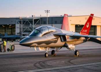 Desenvolvido via engenharia digital e com cockpit de última geração, este jato treina pilotos de elite para caças de quinta geração