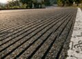 Ranhuras milimétricas, atrito de pneus e acústica exata sincronizam no asfalto japonês que toca música para acordar motoristas